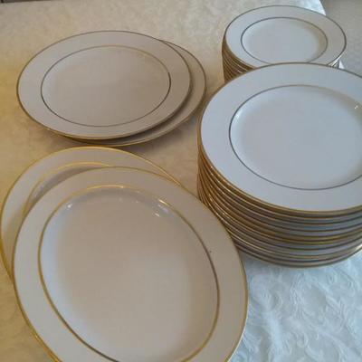Set of 10 Strawberry Street Plates