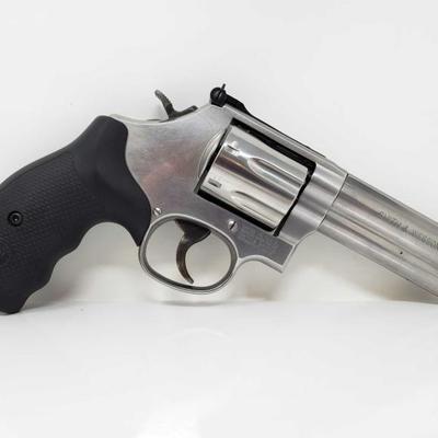 #200: Smith & Wesson Model 686-6 .357 Mag Revolver with Original Case
Serial Number: CYY0238 Barrel Length: 4
