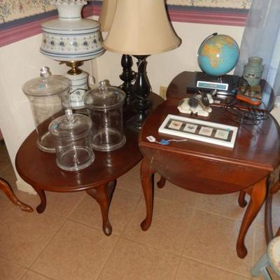 Coffee table, end tables, lamps, & decor