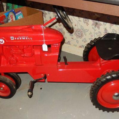 Pedal tractor 