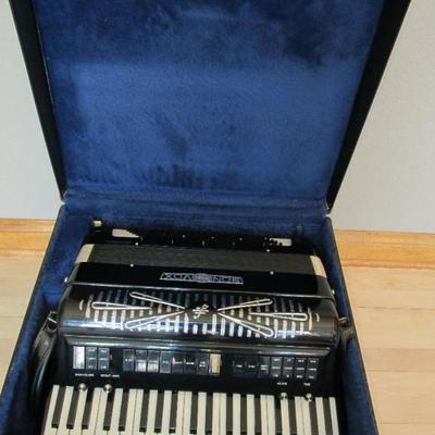Vintage Italian Sonovox acoustic/electric accordion (BID ITEM)