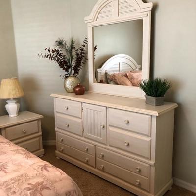 Hampton Cove Queen Bedroom Suite includes:Bed (head/footboard), 1 Night Table, Dresser w/Mirror 
