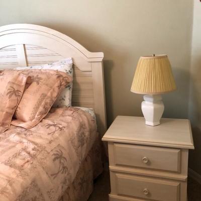 Hampton Cove Queen Bedroom Suite includes:Bed (head/footboard),
1 Night Table, Dresser w/Mirror 
