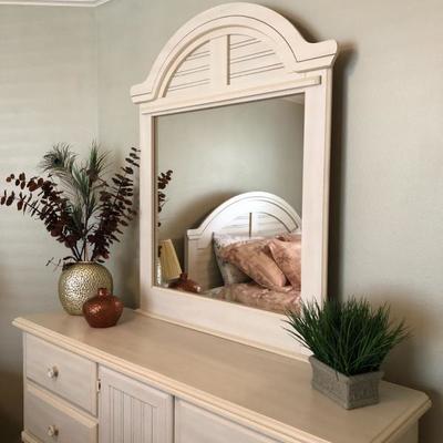 Hampton Cove Queen Bedroom Suite includes:Bed (head/footboard),
1 Night Table, Dresser w/Mirror
