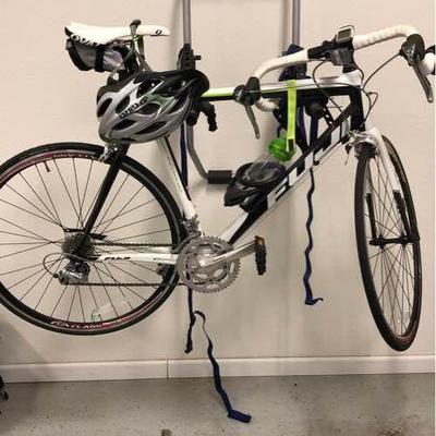 Fuji Bicycle SL3.0 with Thule Stand