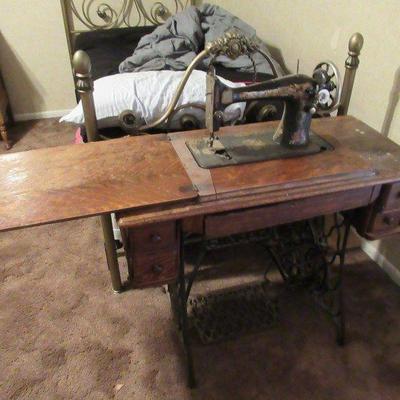 ANTIQUE SINGER SEWING MACHINE