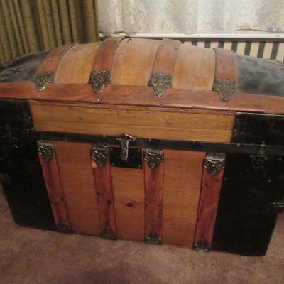 ANTIQUE TRAVEL TRUNK