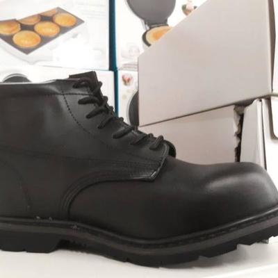 Size 13D Black Bob Barker Steel Toe Boots..