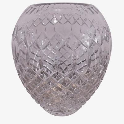 Bombay lead crystal vase, with elegant diamond cuts, great expanded opening to accommodate the perfect behavior flowers. Even the top is...