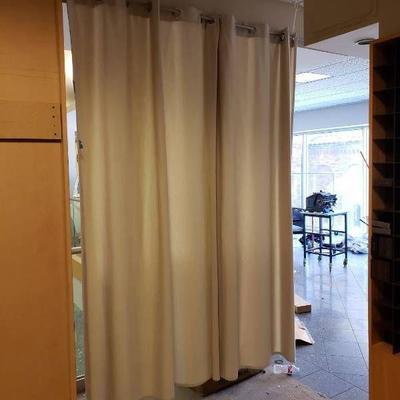 Curtain rod and curtain
