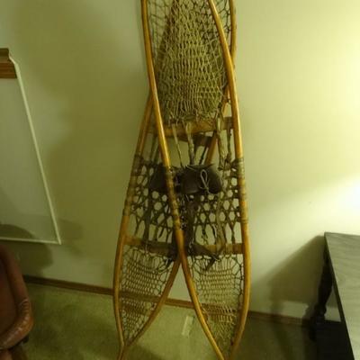 nice pair of vintage snowshoes with label. in good condition. 