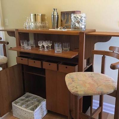 Portable Bar and Bar Stools