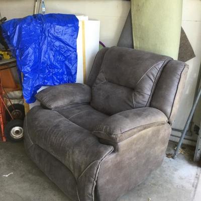 Like new Jennings Power recliner
Material  Polyester
Style Transitional 