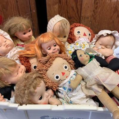 #251: Tote of misc vintage dolls
Tote of misc vintage dolls