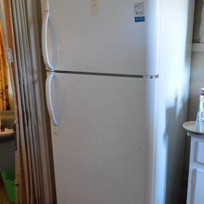Frigidaire Refrigerator - works - contents not inc ...