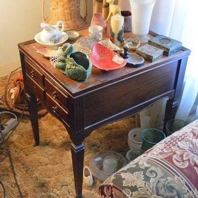 End table (contents not incl.) - on wheels, one kn ...