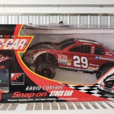 #37: Brand New Snap-on Tools RC Stock Car
In Original box, never opened, model number SSX2367
