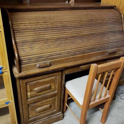 #902: Wooden Rolltop Desk with Chair
Wooden Rolltop Desk with Chair, Measuring 54