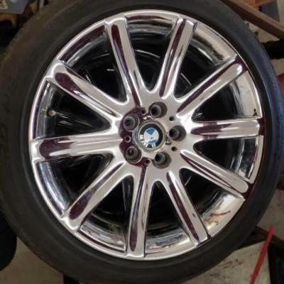 #868: 3 BMW Wheels and Tires P245/45 R 19 and 1 new Pirelli P275/40 R 19
3 BMW Rims and Tires P245/45 R 19, 1 Pirelli P275/40 R 19