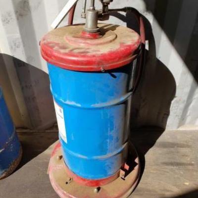 #78: 16 Gallon Chevron Oil Drum(Empty) with Dolly and Pump
16 Gallon Chevron Oil Drum(Empty) with Dolly and Pump
