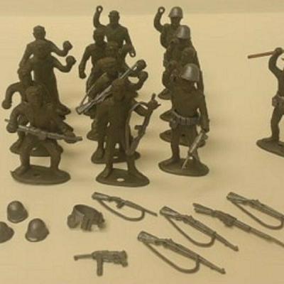 VINTAGE 60s 14 army men removable 8 helmets 11 guns 8 belts 1 flag RR5057 https://www.ebay.com/itm/123728080009