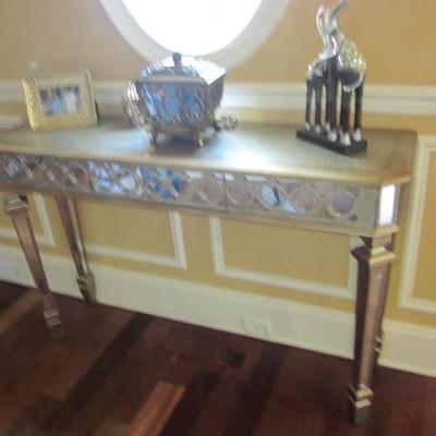 MIRRORED CONSOLE TABLE FOR ANY ROOM