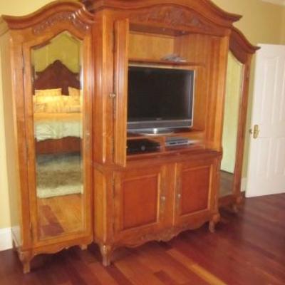 CENTURY KING BEDROOM SUITE (GENTLY USED LIKE NEW)