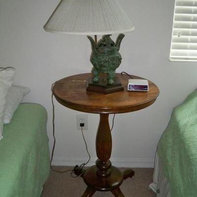 Vintage Side/End Table; Lamp