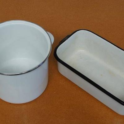 Enamel Stock Pot With Bonus Loaf Shaped Pan