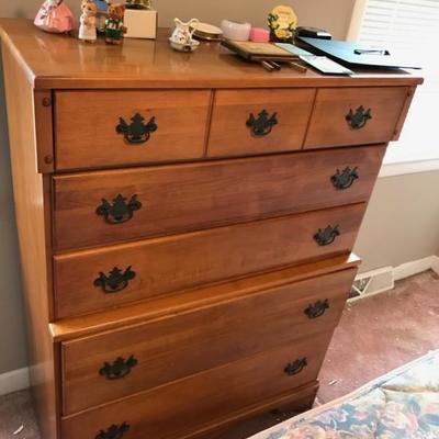Maple chest of drawers $125