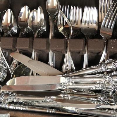 Stainless steel flatware set