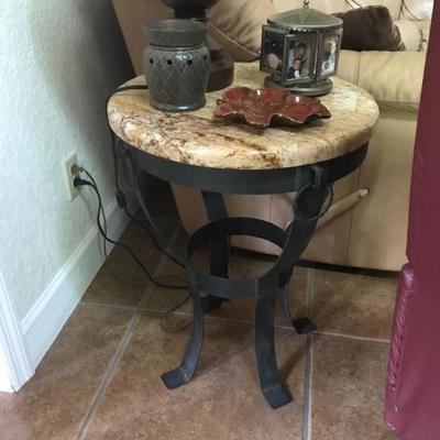 End table 18.5 x  25 t 
