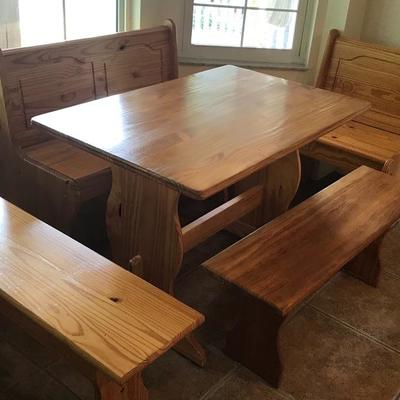 Oak kitchen set, benches open 43.5 l x 27.5 w x 29.5 t