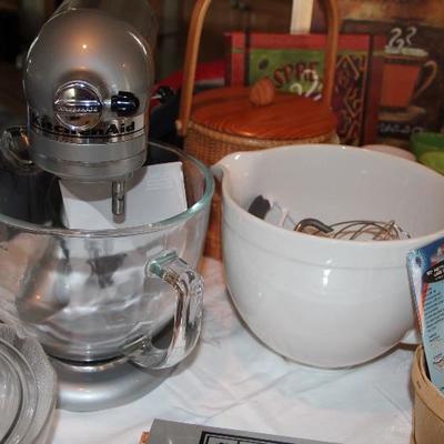 Kitchenaid tilt mixer with clear bowl, 3 attacments-beater, whisk & dough hook
Price: $125 Reserve