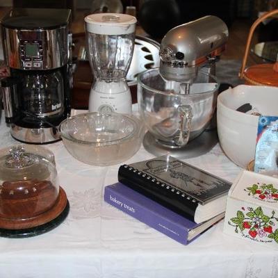 Small appliances:
Brim coffee pot $10
blender $5
Kitchenaide Mixer with glass bowl & 3 attachments (only used a few times)
Price:...