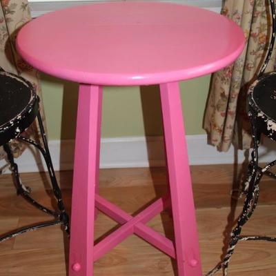Painted wooden round side table-has split on top
Price: $8