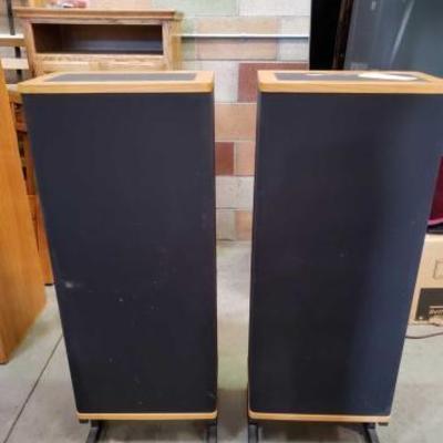 #835: Pair od Vandersteen Model 2 Tower Speakers Measures 43