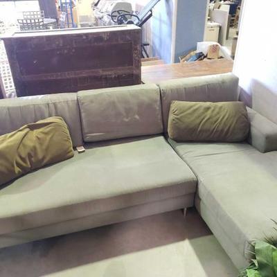 #170: 2 Piece Sectional Couch
Measures approx 102