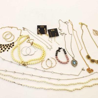 #715: Costume Jewelry, Necklaces, Earrings, Bracelets
Costume Jewelry, Necklaces, Earrings, Bracelets
