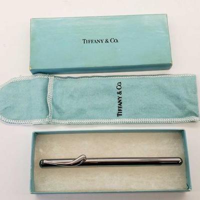 #723: Tiffany & Co. Writing Pen with Pouch and Box
Tiffany & Co. Writing Pen with Pouch and Box
