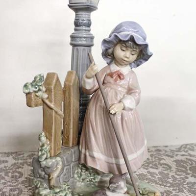  â€œLladroâ€ Porcelain Girl at Lamp Post Figurine

auction estimate $50-$100 â€“ located inside

  