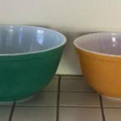 Collectible vintage Pyrex nesting bowls
