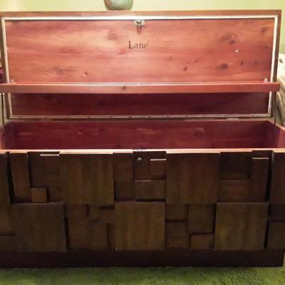 RARE HARD TO FIND BRUTALIST CUBIST HOPE CHEST BY LANE
1970S WALNUT MOSAIC LINED WITH CEDAR! Amazingly Beautiful piece for mcm lovers!