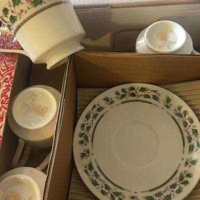 Royal Limited "Holly Holiday" set of dishes including cup and saucer sets and dinner plates