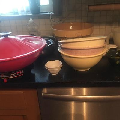 Electric wok, great vintage bowls!
