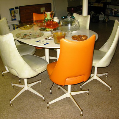 White kitchen table with 6 chairs and 1 leaf..  BUY IT NOW  $ 125.00