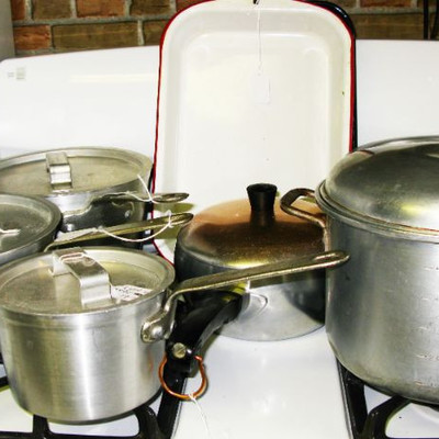 Leyse assorted pots and pans