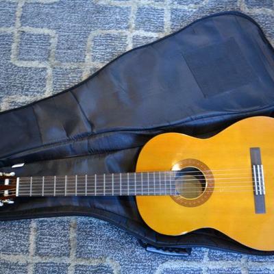 Yamaha C40 acoustic guitar
