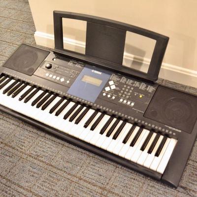 Yamaha E333 electronic keyboard