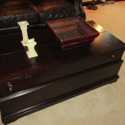 Expandable coffee table chest
